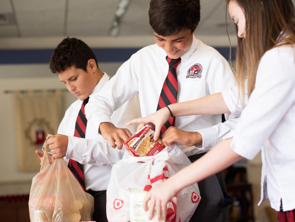 children packing lunches